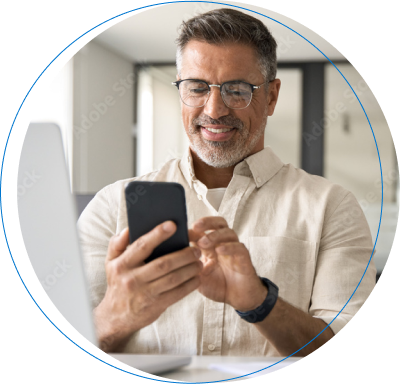 Retrato en primer plano de un hombre maduro con cabello canoso y gafas, sonriendo mientras interactúa con su teléfono inteligente en un círculo con borde azul.
