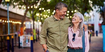 Familia consultando información en tablet