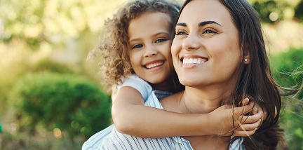 Madre e hija sonriendo