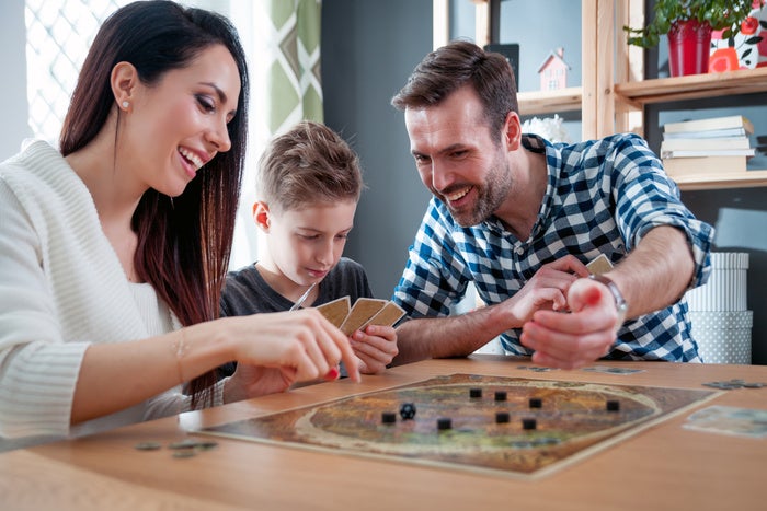 Además de los juegos específicos, también se pueden utilizar otros juegos tradicionales como el ajedrez y el Jenga para enseñar habilidades financieras